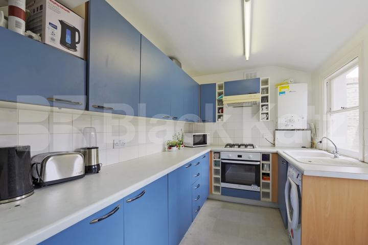 Stylish Georgian town house arranged over three floors & two Bathrooms Henshaw Street, Elephant and Castle/Borough